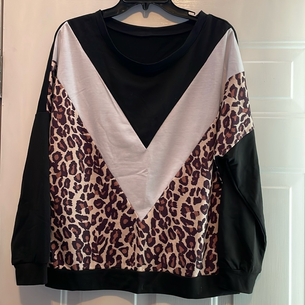 New w/o Tags! Ladies Boutique Animal Print long sleeve, ladies top size M